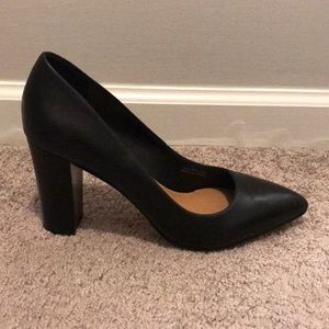 LIKE NEW Tahari Ava Pump